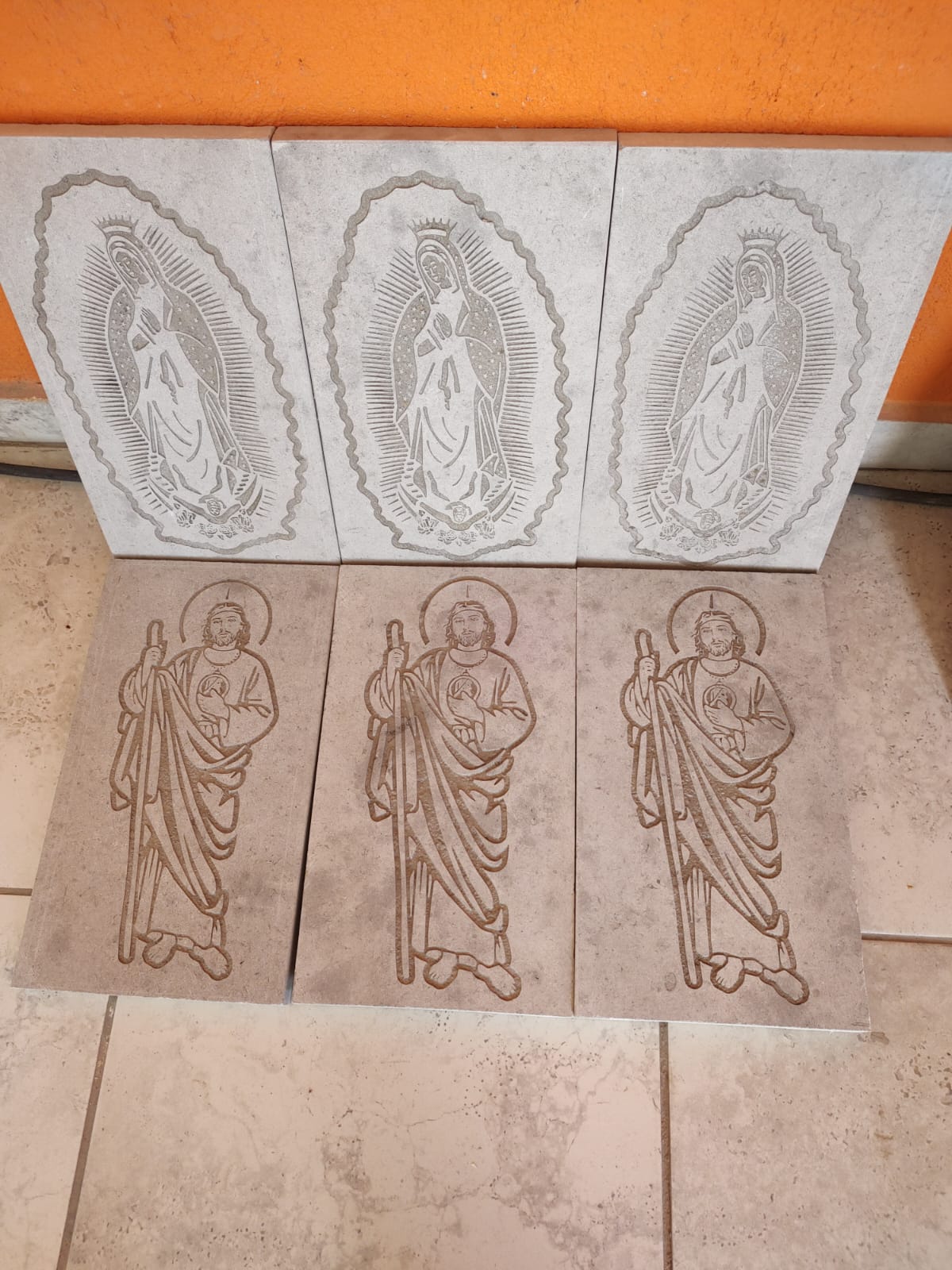 Grabado de imágenes religiosas en cantera — Santos